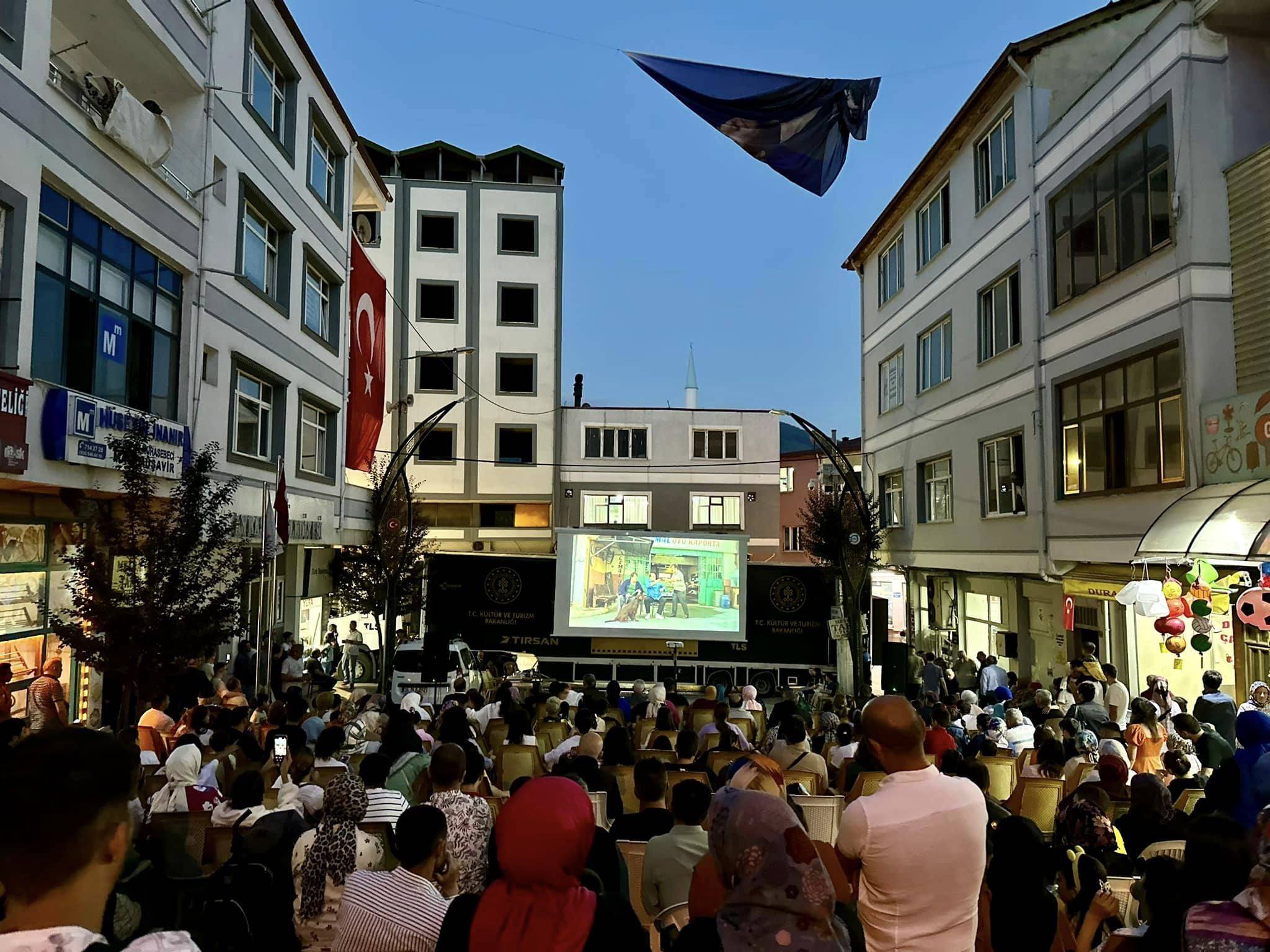 KONSER VE AÇIK HAVA SİNEMASININ BU SEFERKİ DURAĞI AYBASTI OLDU