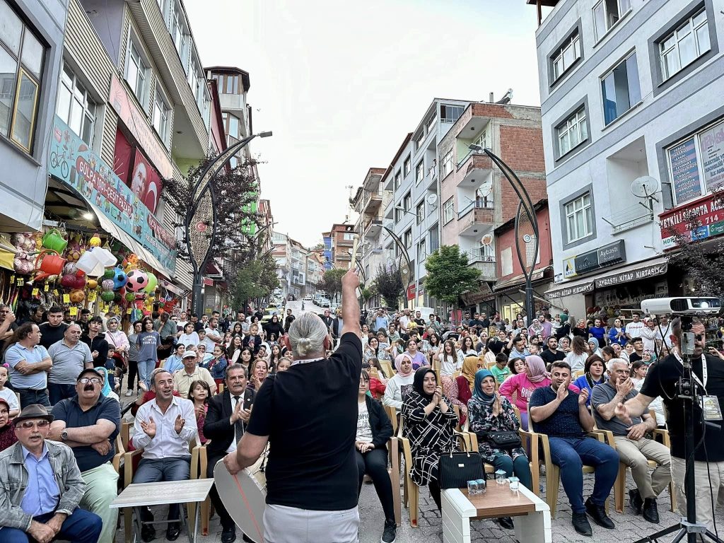 KONSER VE AÇIK HAVA SİNEMASININ BU SEFERKİ DURAĞI AYBASTI OLDU KO1
