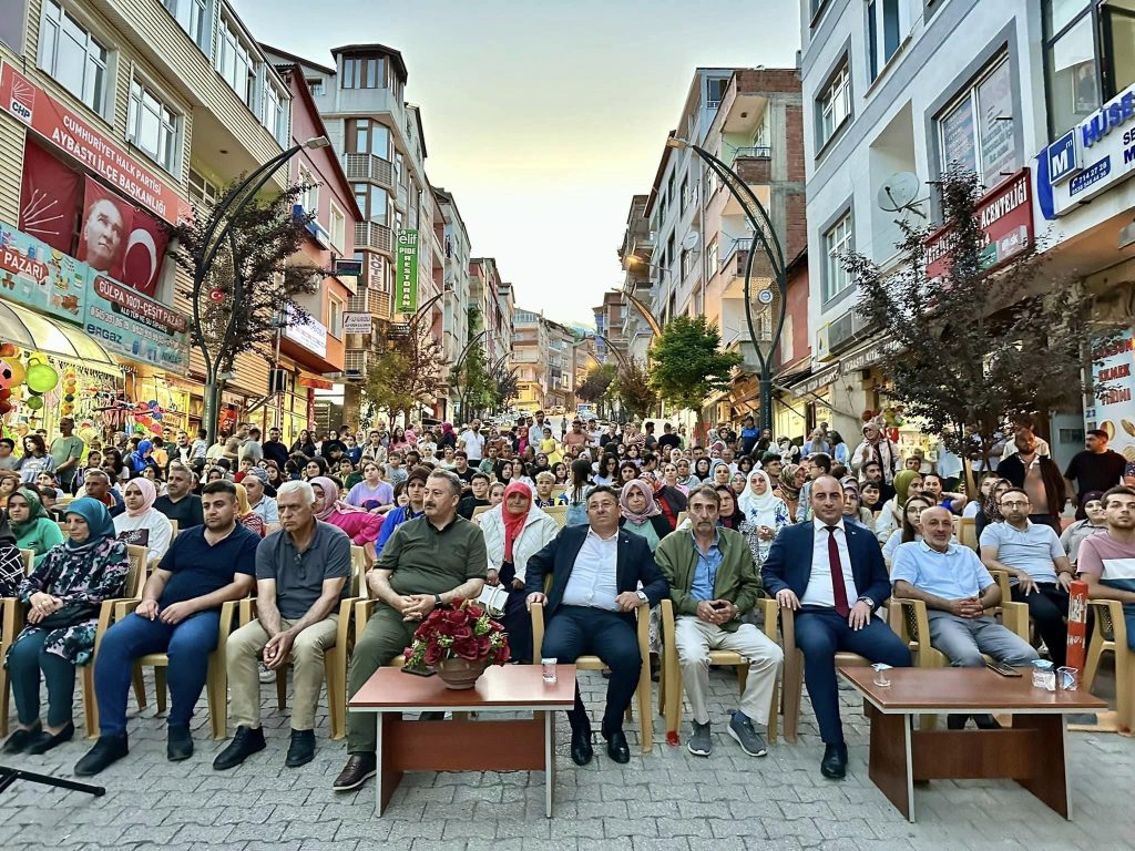 KONSER VE AÇIK HAVA SİNEMASININ BU SEFERKİ DURAĞI AYBASTI OLDU KO2