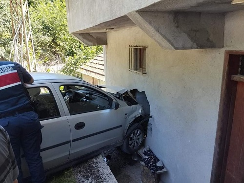 OTOMOBİL EVE ÇARPARAK DURABİLDİ MMM