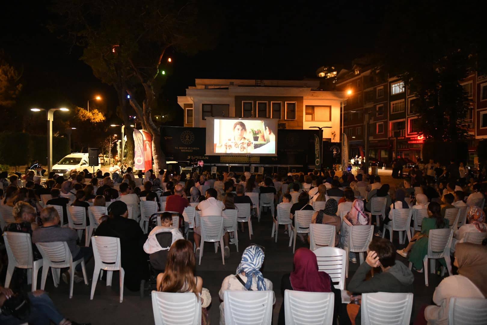 YÜZLERCE PERŞEMBELİ MEYDANDA BULUŞTU KONSER VE SİNEMA KEYFİNİN TADINI ÇIKARDILAR