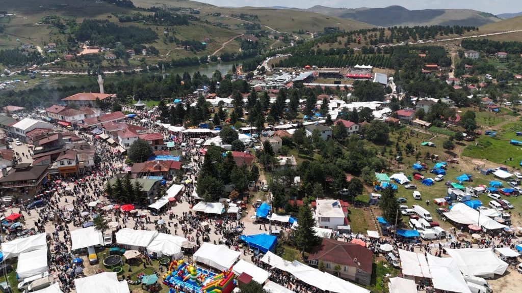 AYBASTI FESTİVALLE COŞTU AY1