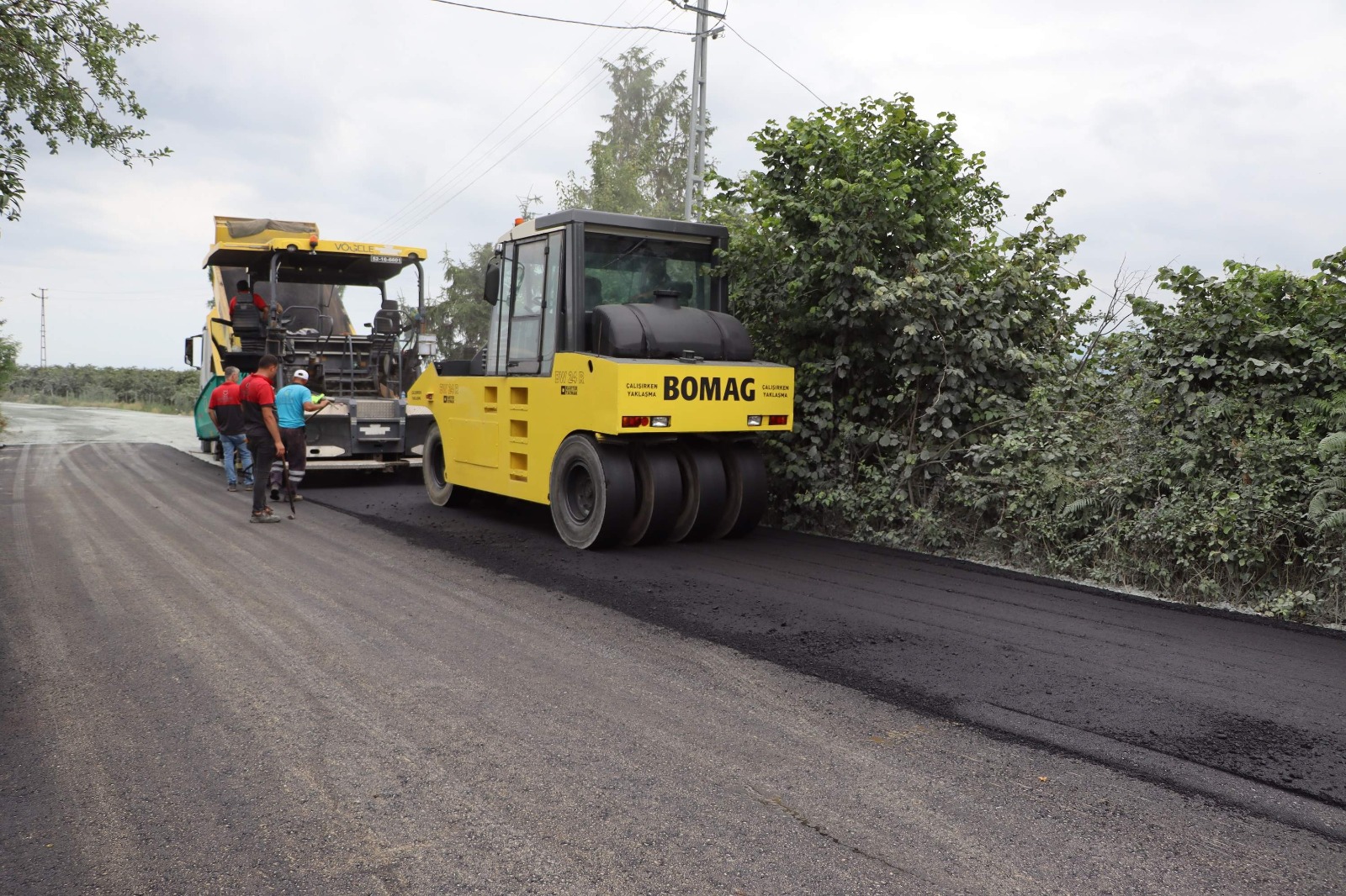 ÖCELİ’YE ÖMÜRLÜK YOL 8 MAHALLEYİ BİRBİRİNE BAĞLAYAN GÜZERGAHA SICAK ASFALT
