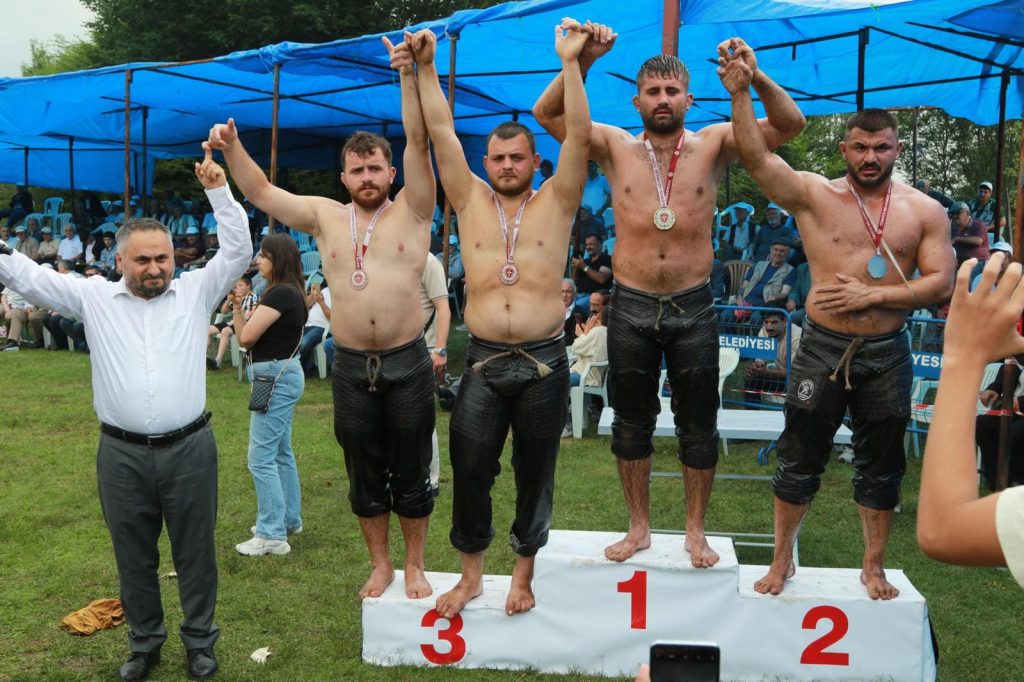 ÜNYE’DE, PEHLİVANLAR KIYASIYA GÜREŞTİ g3