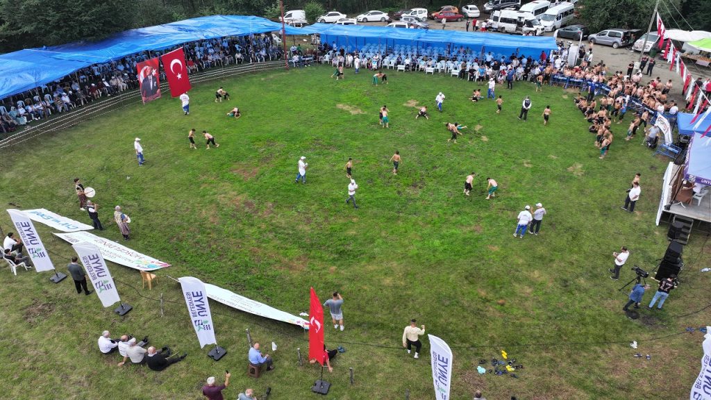 ÜNYE’DE, PEHLİVANLAR KIYASIYA GÜREŞTİ g7
