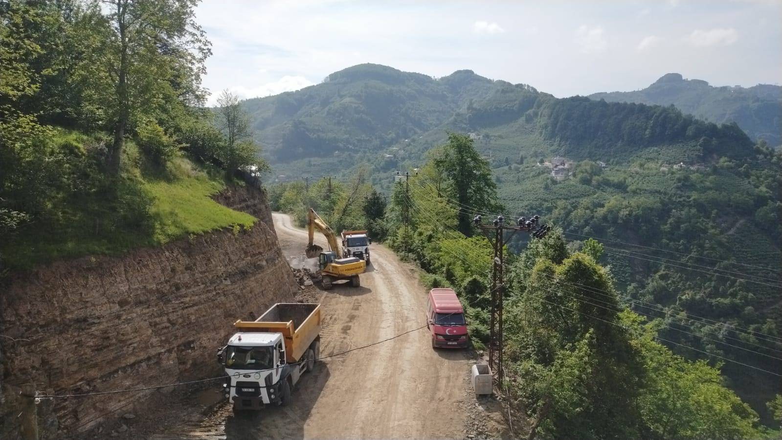 PERŞEMBE’DE YOLLAR GENİŞLİYOR BİR ARACIN GEÇMEKTE ZORLANDIĞI YOLUN GENİŞLİĞİ ORTALAMA