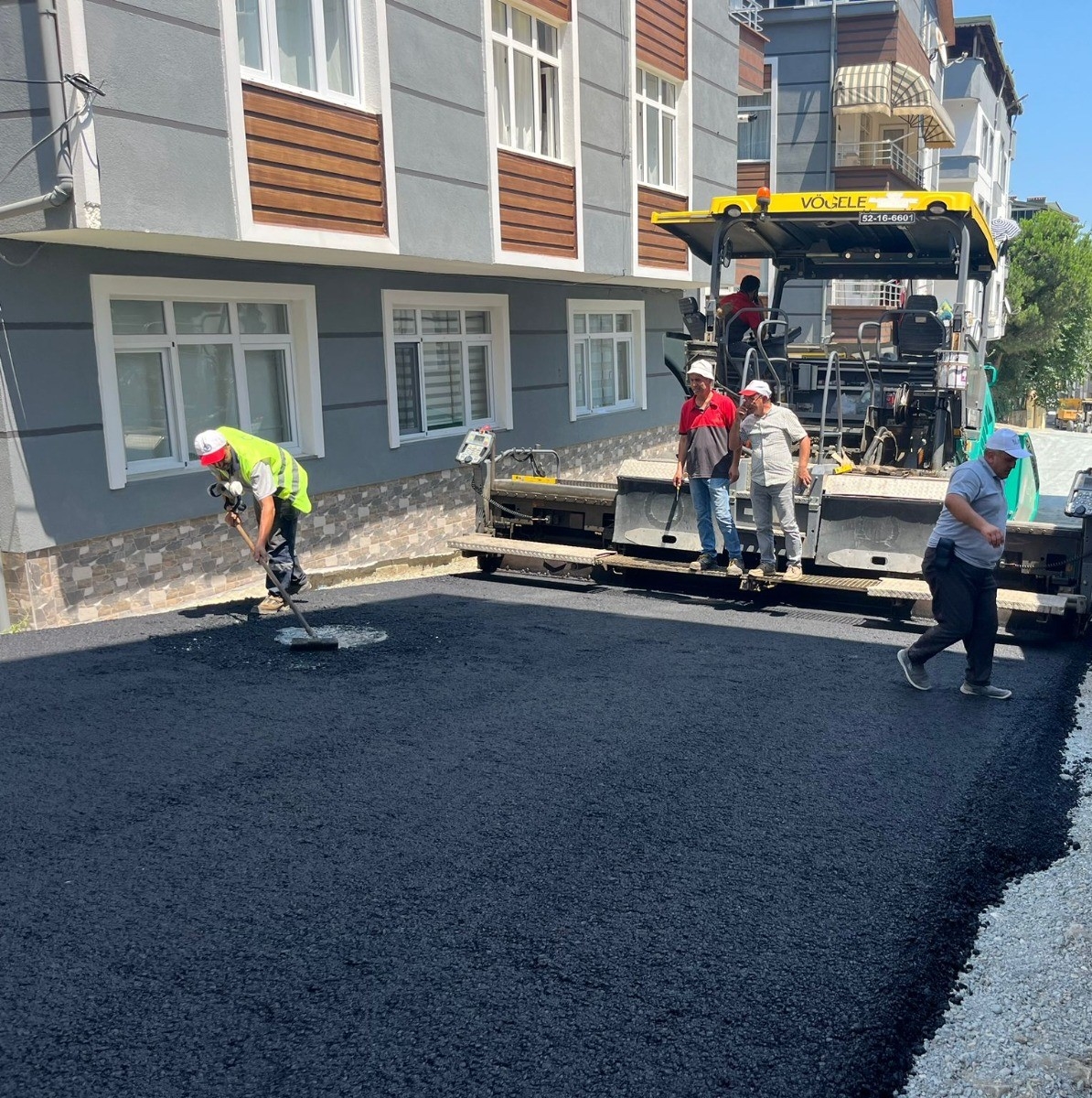 BÜYÜKŞEHİRİN ULAŞIM SEFERBERLİĞİ SÜRÜYOR Ordu Büyükşehir Belediyesinin başlattığı asfalt seferberliğiyle