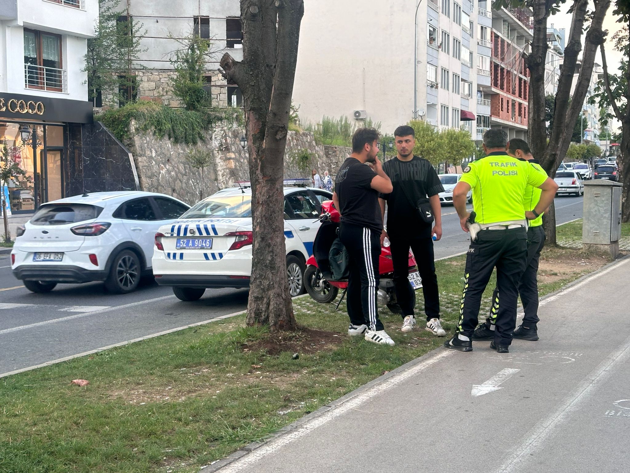 Ordu’nun Ünye ilçesinde sahil boyunca uzanan bisiklet yolunda motosiklet kullanan