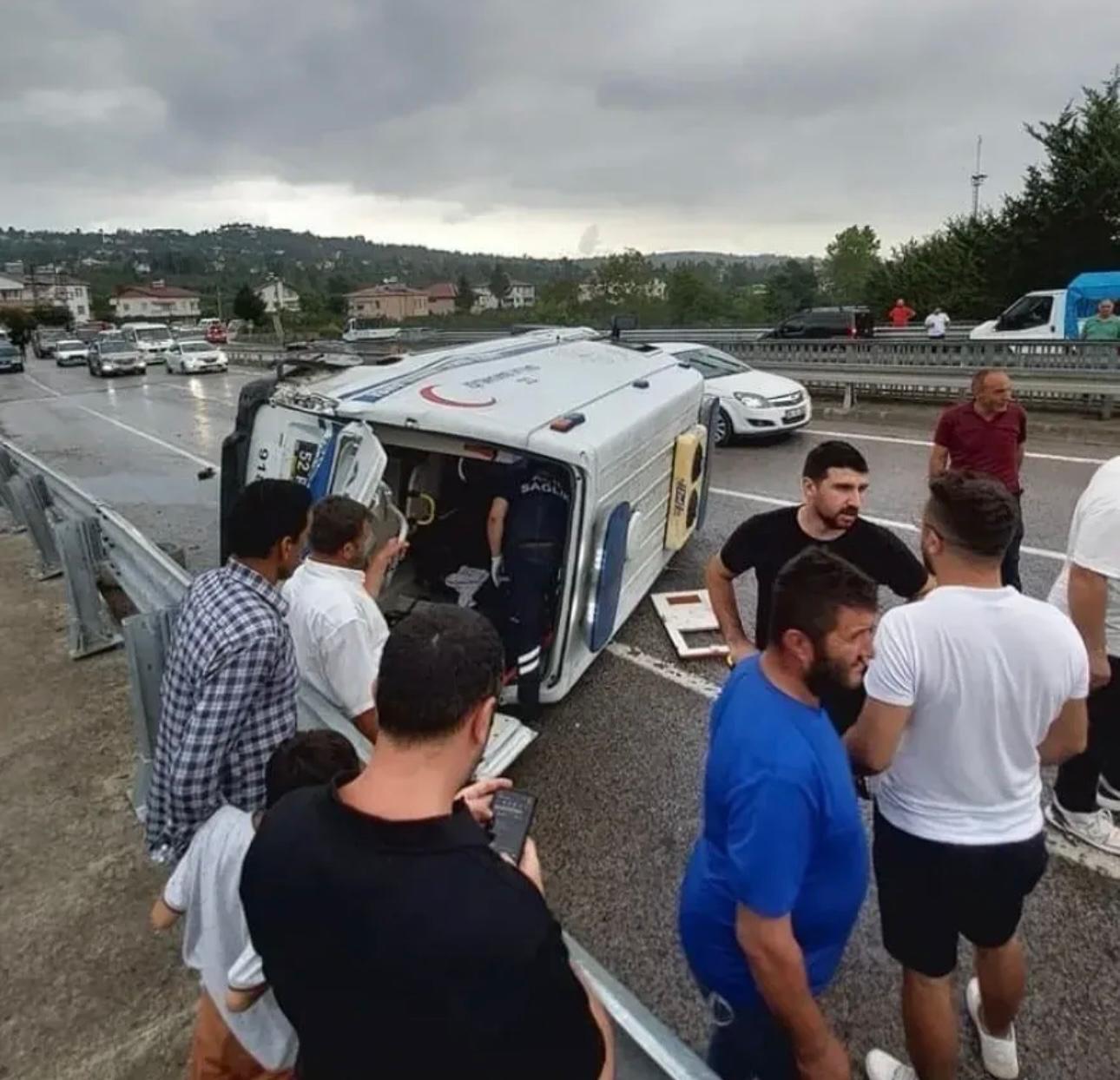 Ordu’nun Altınordu ilçesinde M.O yönetimindeki bir ambulans su kanalına devrildi.