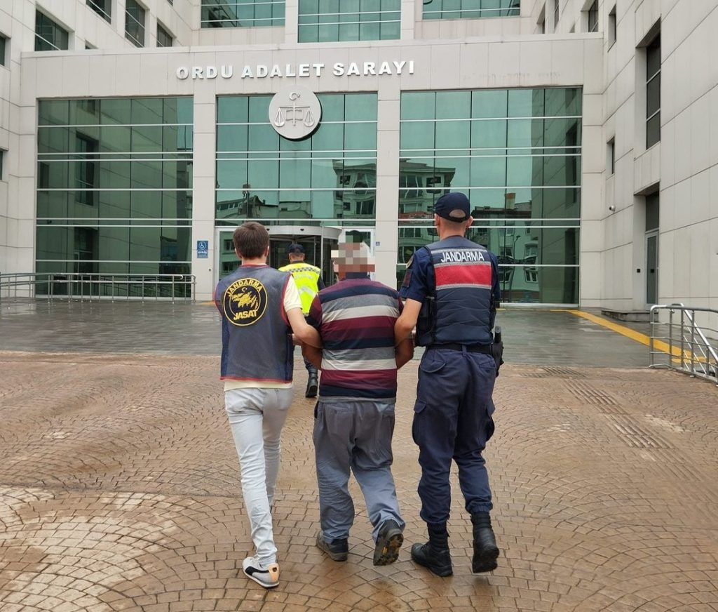 Ordu'da Uyuşturucu Operasyonu: 64 Kök Kenevir ve Ruhsatsız Silah Ele Geçirildi i1
