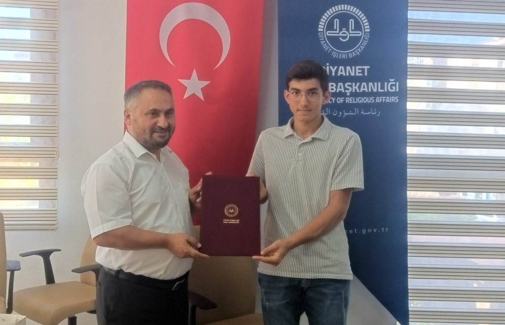 Hafızlara Müftülükte belgeleri verildi m2
