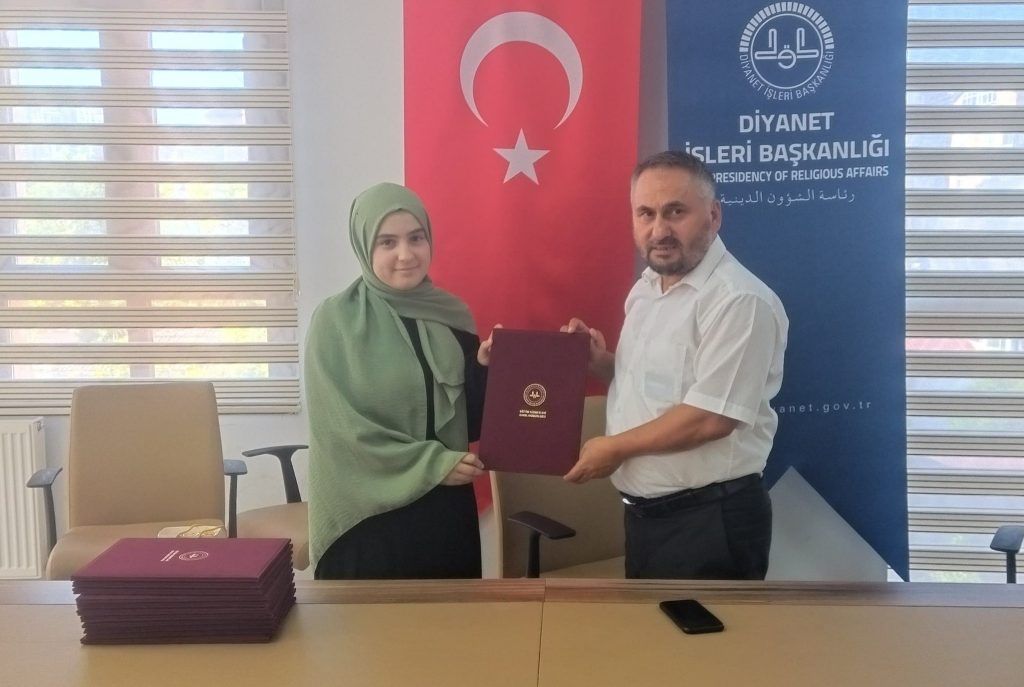 Hafızlara Müftülükte belgeleri verildi m4
