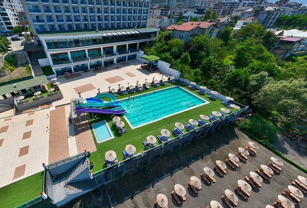 Geniş Su Parkı ve Starbucks Keyfi ile Tatilin Yeni Adresi