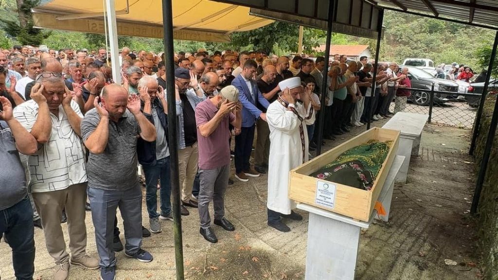 7 Yaşındaki Miray Arslan, Memleketi Giresun'da Son Yolculuğuna Uğurlandı MIN