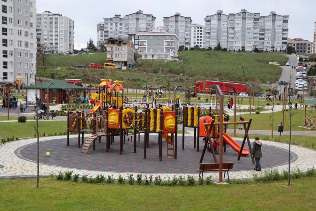 HER ŞEY ONLAR GÜLSÜN DİYE her1