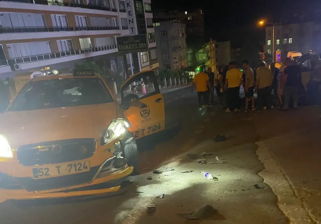Ünye’de Ticari Taksi ile Motosiklet Çarpıştı: 1 Yaralı kaza