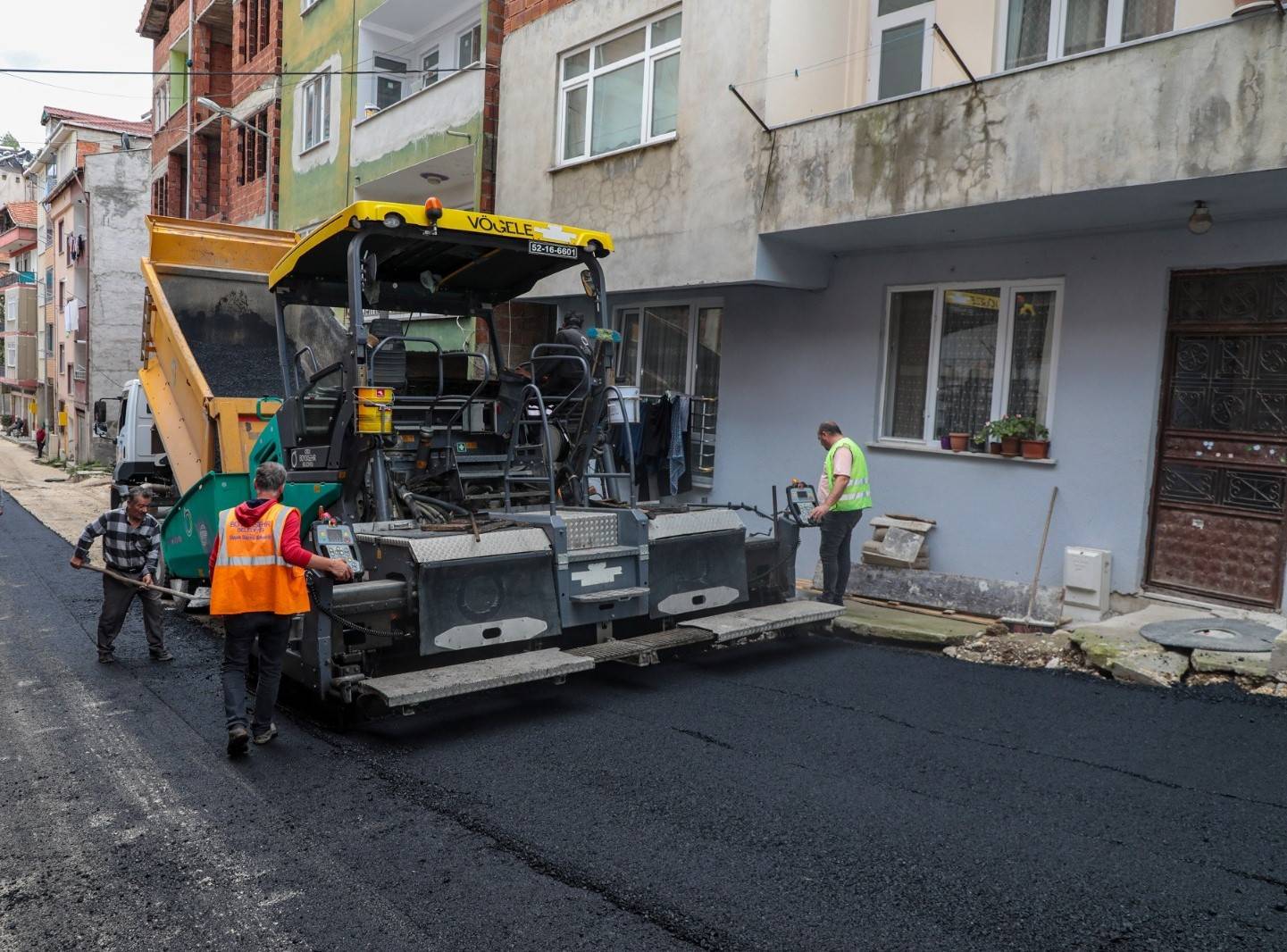 KUMRU’DA İŞLER YOLUNDA İLÇE MERKEZİ SICAK ASFALT KONFORUYLA BULUŞTURULUYOR Ordu