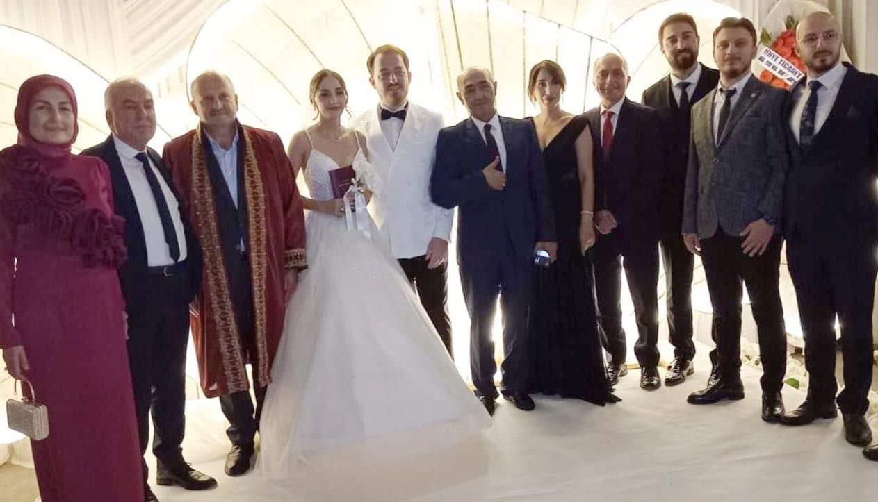 Ünye’nin tanınmış ailelerinden Sarı ve Uzunkaya aileleri, çocuklarının muhteşem düğünüyle
