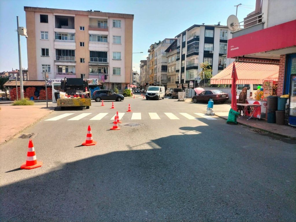 GÜVENLİ TRAFİK İÇİN ÇİZGİ VE TABELALAR YENİLENİYOR GU2