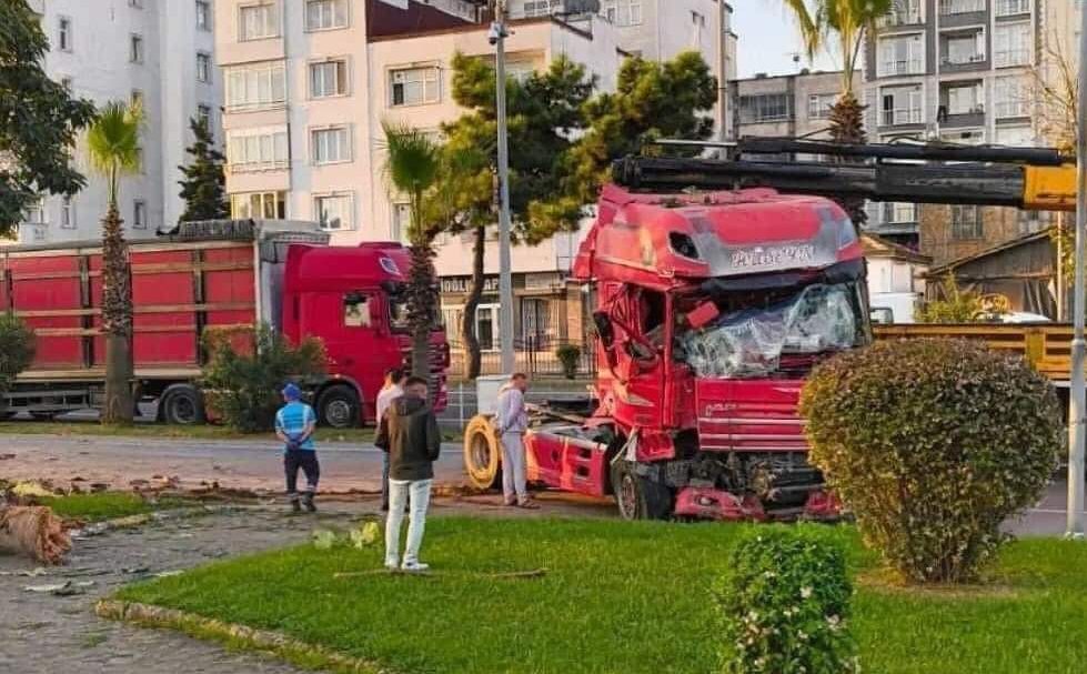 Fatsa'da Kontrolden Çıkan Tır Yürüyüş Alanına Daldı: Büyük Tehlike Atlatıldı TIR