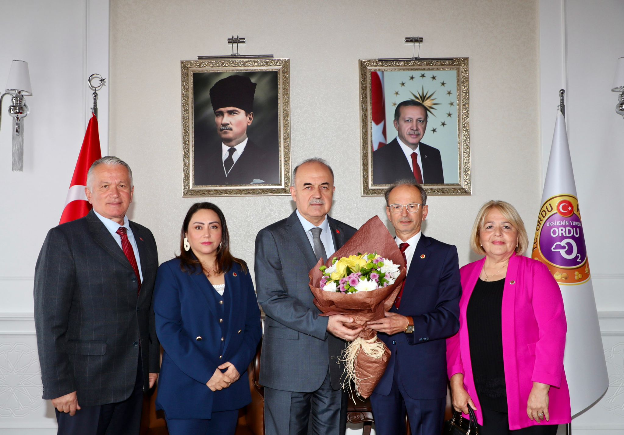 Altınordu Muhtarlar Derneği Başkanı Olgun Öztürk ve muhtarlardan oluşan heyet,