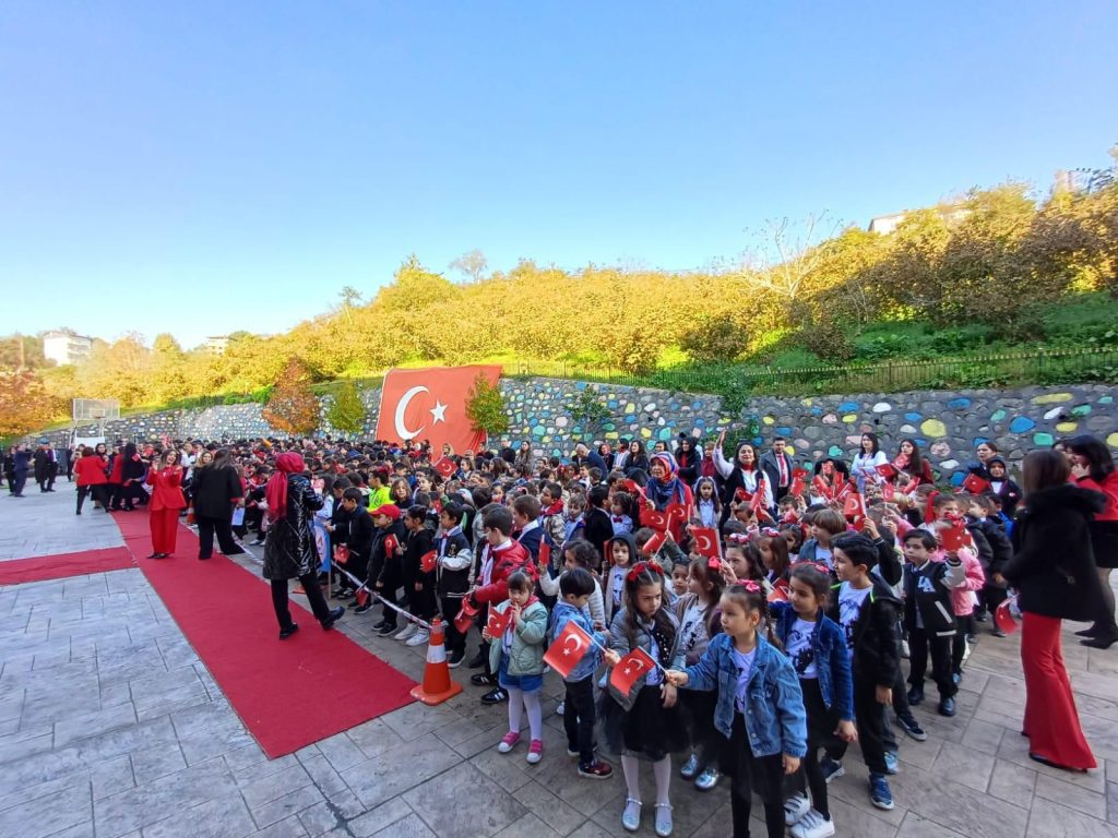 Ünye Bahçesehir Koleji’nde Cumhuriyet’in 101. Yılına Özel Proje: Gizli Kahramanlar Sahne Aldı WhatsApp Image 2024 10 31 at 15.35.05