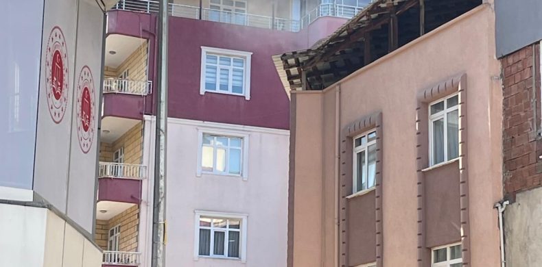 Ünye'de Apartmanda Korkutan Yangın: Yoğun Duman Şehri Kapladı YA 1