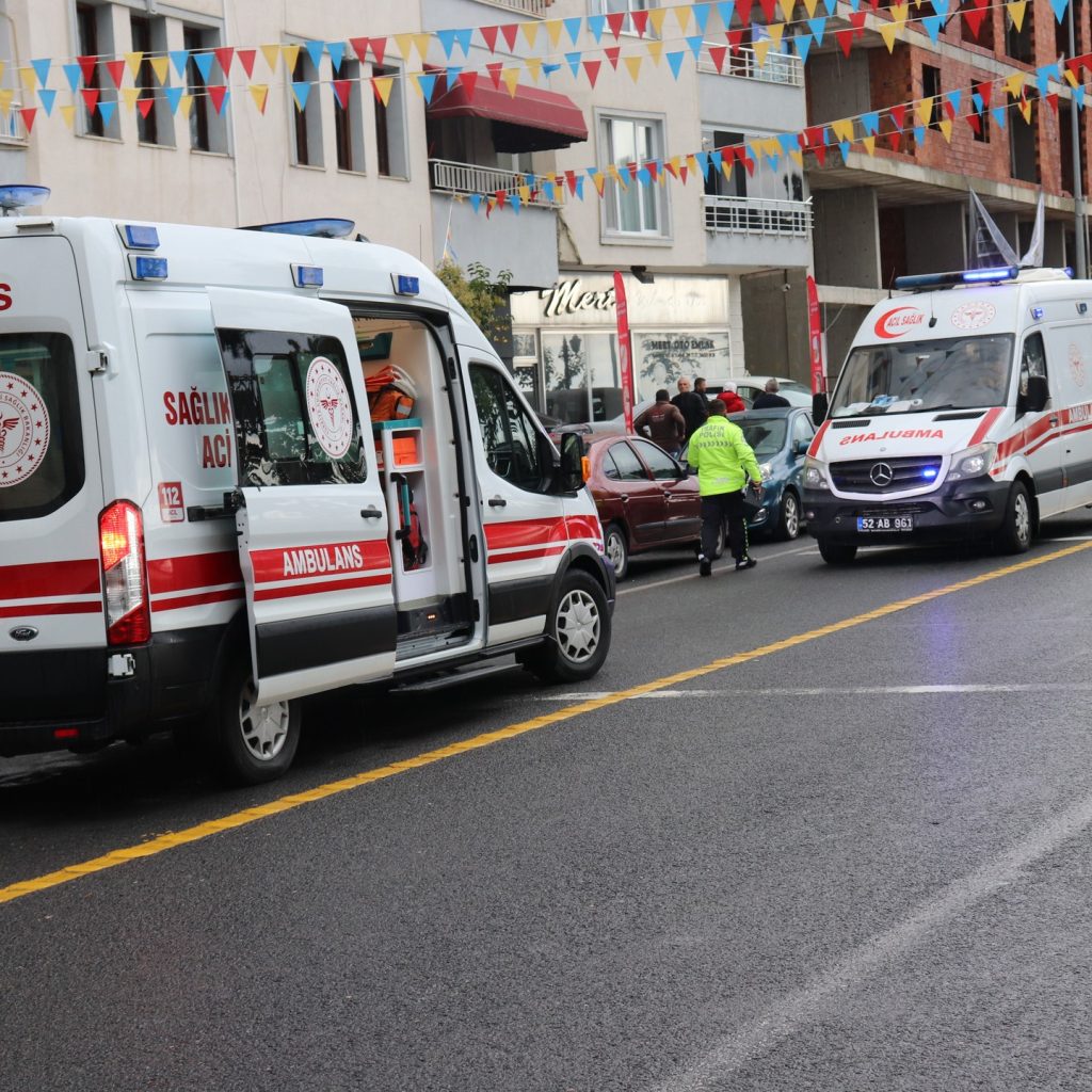 Ünye'de Motosikletin Yayaya Çarpması Sonucu İki Kişi Yaralandı cc