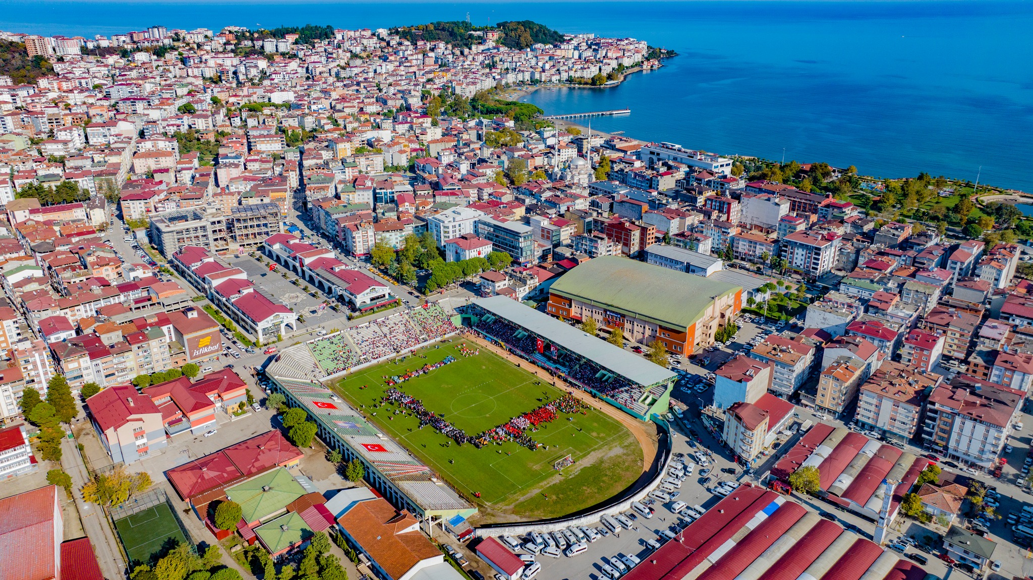 Cumhuriyetimizin kuruluşunun 101’inci yılı Ünye’de kutlandı. İlçe Şehir Stadyumunda düzenlenen