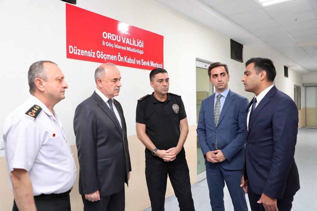 Vali Erol, Düzensiz Göçmenlere Yönelik Hizmetleri Denetledi d1