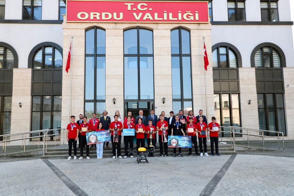 Vali Erol, “Teknofest Akdeniz” Yarışmalarında Dereceye Giren Öğrencileri Tebrik Etti e