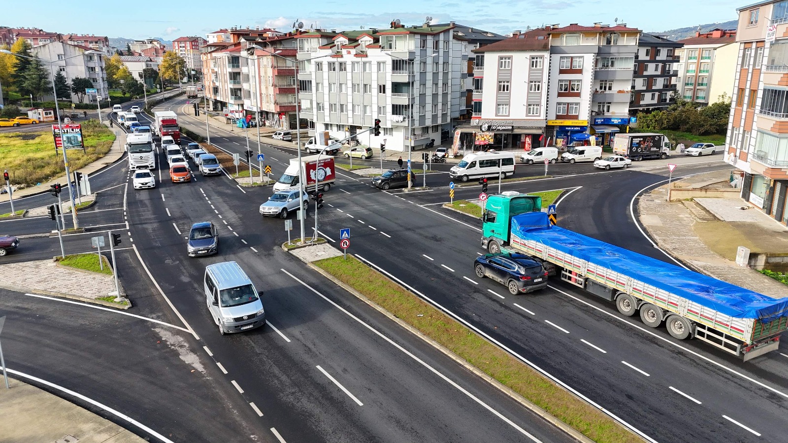 KARŞIYAKA’DA TRAFİK SORUNUNA SON! SIK SIK TRAFİK SORUNLARININ YAŞANDIĞI KAVŞAKTA