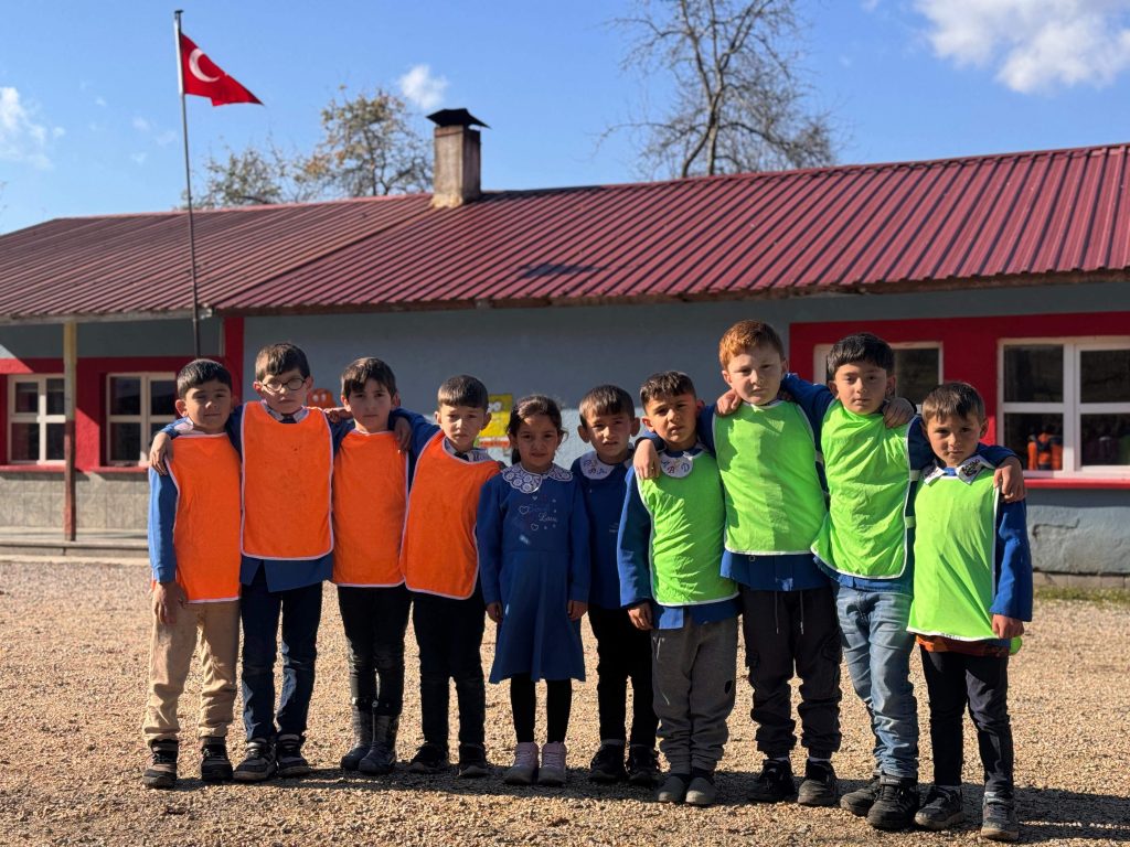 BAŞKAN GÜLER’DEN KORGAN TERZİLİ İLKOKULU ÖĞRETMEN VE ÖĞRENCİLERİNE SÜRPRİZ g 2
