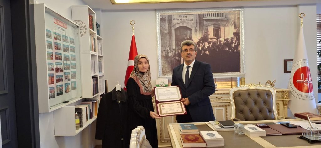 Hafız ve Hafizelere belgeleri takdim edildi h1