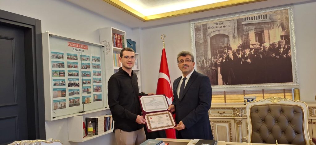 Hafız ve Hafizelere belgeleri takdim edildi h3