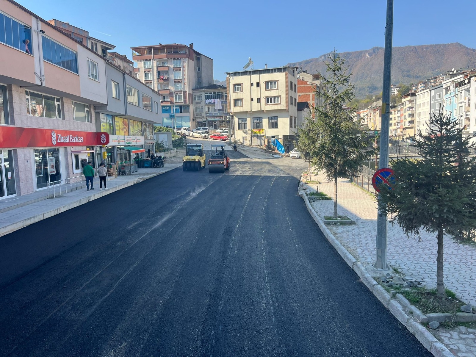 KUMRU İLÇE MERKEZİ KONFORA KAVUŞTU 3.5 KM’LİK GÜZERGAHTA SICAK ASFALT