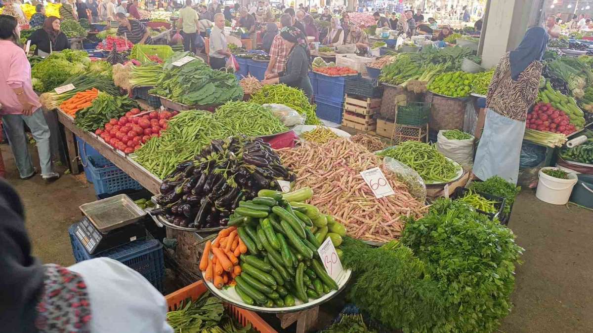 Ünye’de her hafta kurulan halk pazarı, bu hafta da İlçe