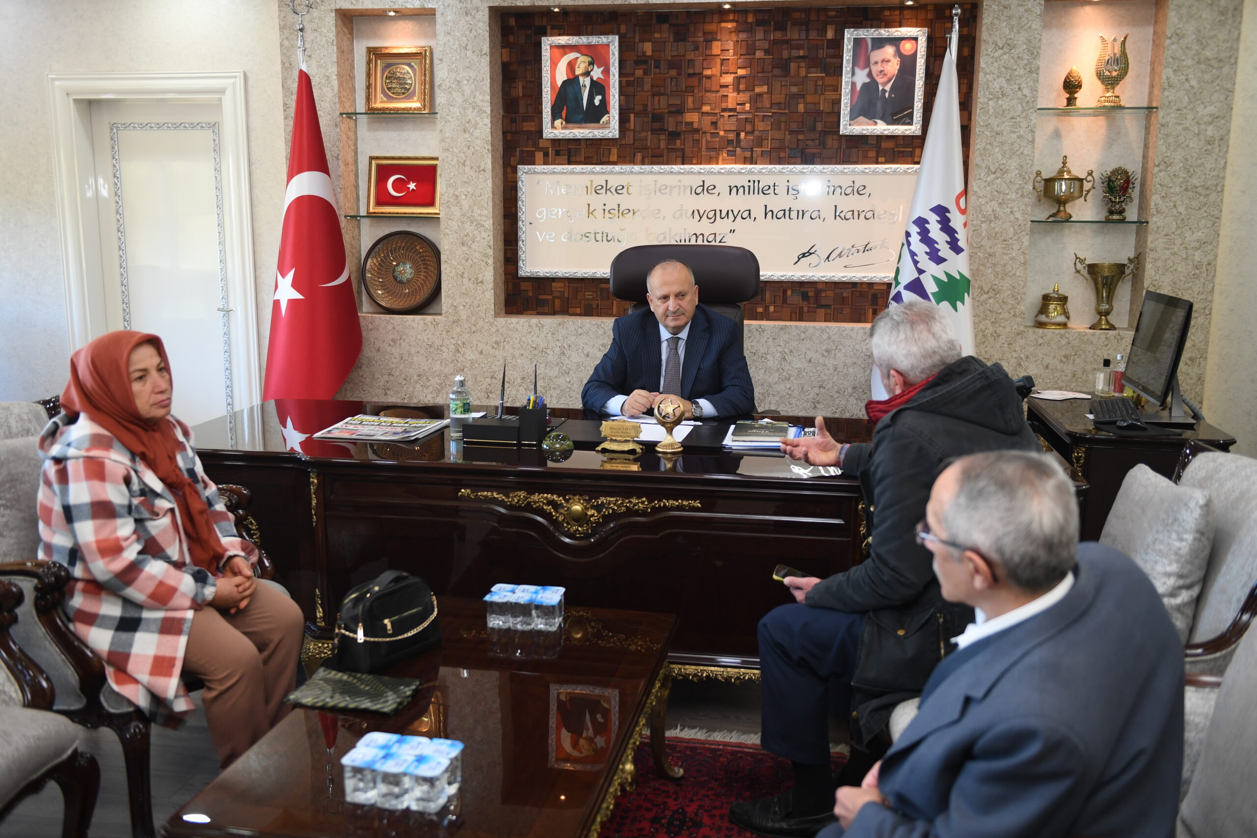 Başkan Tavlı halk günü buluşmalarına katılan vatandaşlarla tek tek ilgilenerek