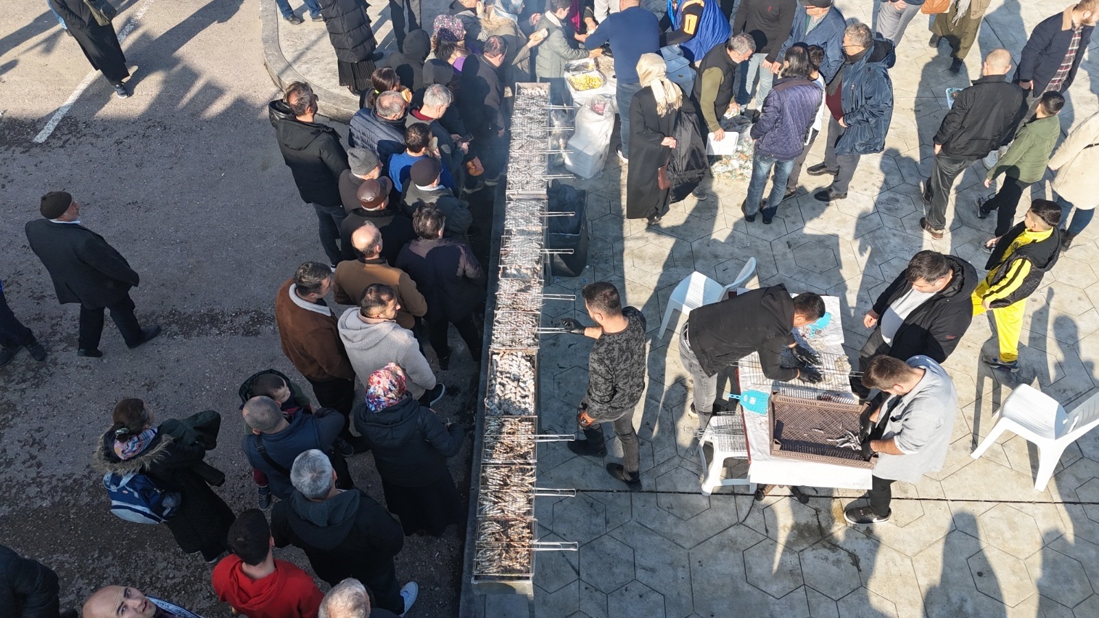 İSKELE ÜSTÜNDE 10 TONA YAKIN HAMSİ PİŞTİ PERŞEMBE HAMSİ FESTİVALİNDE
