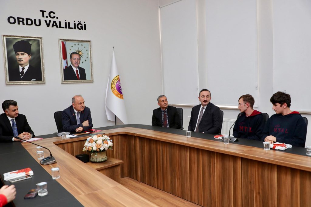 Vali Erol, Bilimsel Yarışmalarda Başarılı Olan Öğrencileri Kutladı e 2