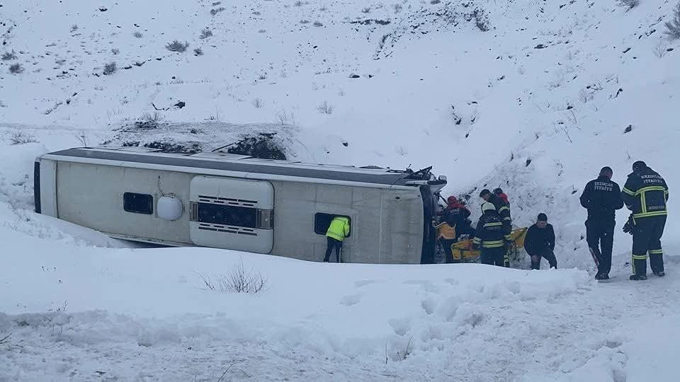 Yolcu Otobüsü Devrildi: 31 Yaralı unye gundem 86