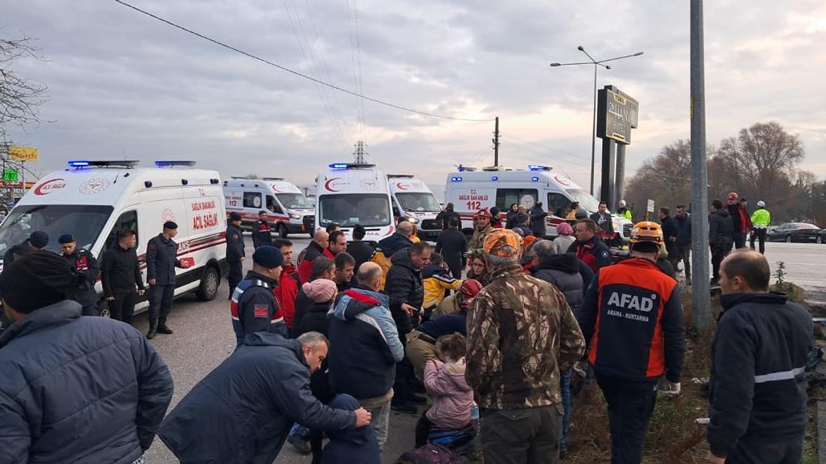 Öğrenci Servisi TIR’la Çarpıştı: 8 Ağır Yaralı