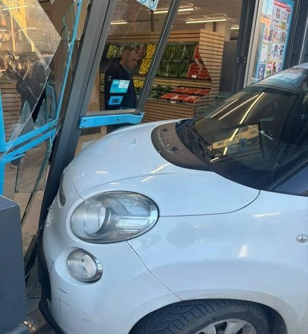 Altınordu ilçesinde meydana gelen kazada kontrolden çıkan otomobil bir marketin