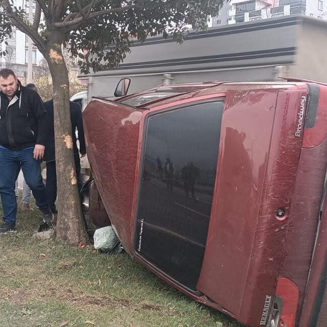 Fatsa’da Kontrolden Çıkan Otomobil Refüje Çarptı: 1 Yaralı