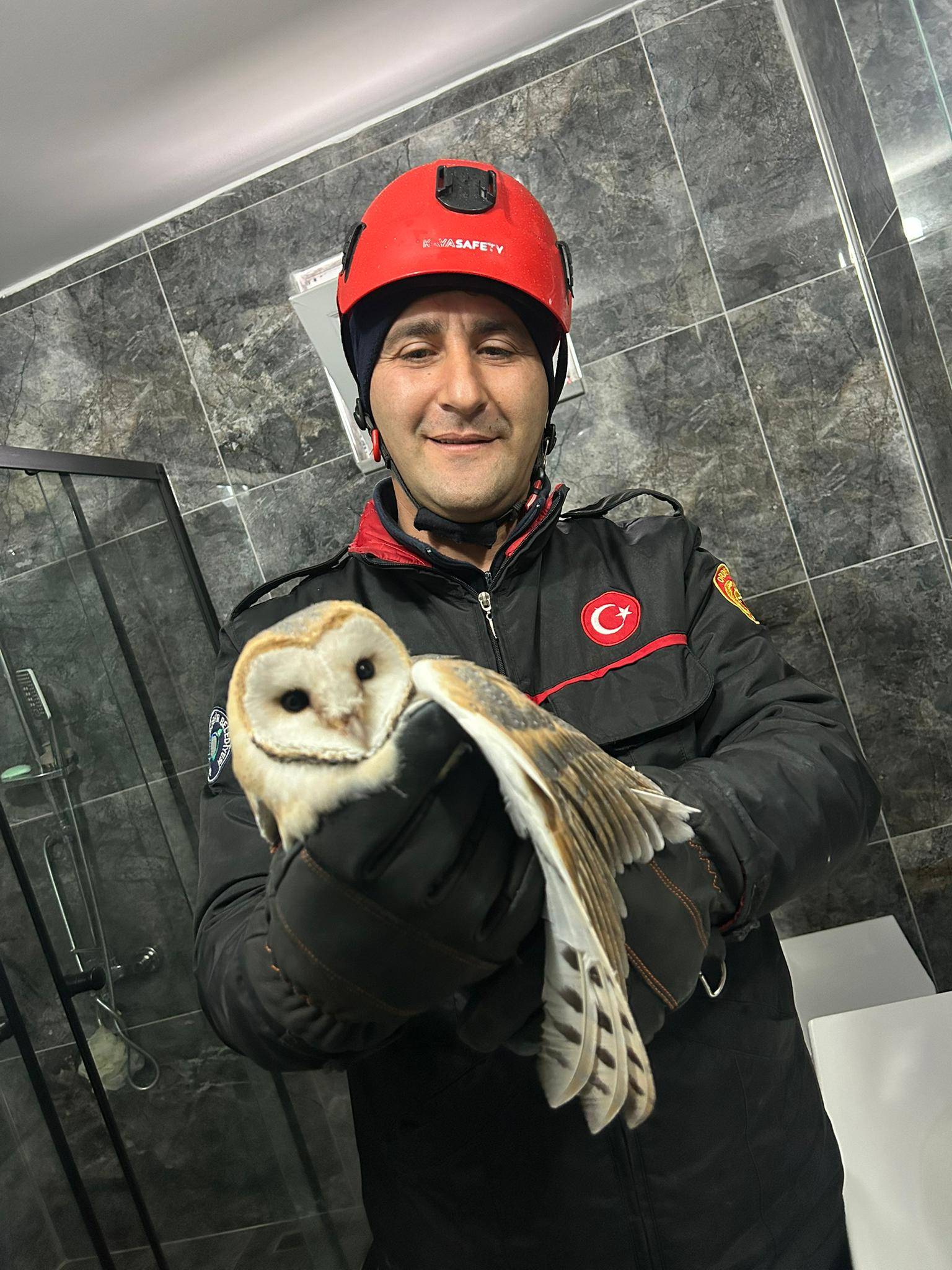İTFAİYE EKİPLERİ MAHSUR KALAN BAYKUŞ İÇİN SEFERBER OLDU ITFAIYE