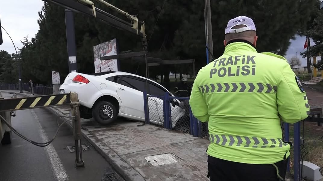 Altınordu’da Kaza: Araç Gençlik Merkezi’nin Bahçesine Düştü KAZA 1