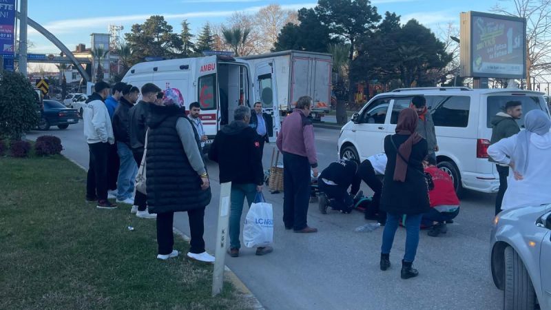 Fatsa Meydanında Trafik Kazası: Otomobil Simit Satıcısına Çarptı