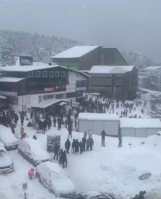 Otel Dumanı Paniği! Vatandaşlar Kendilerini Dışarı Attı