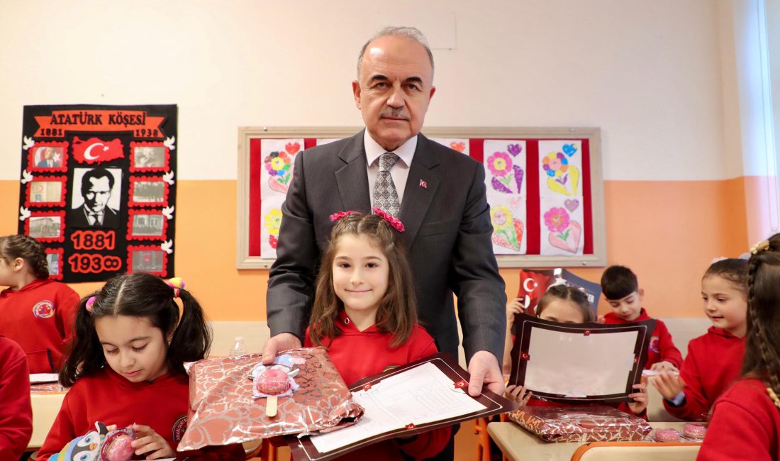 Vali Erol, Öğrencilerin Karne Sevincine Ortak Oldu