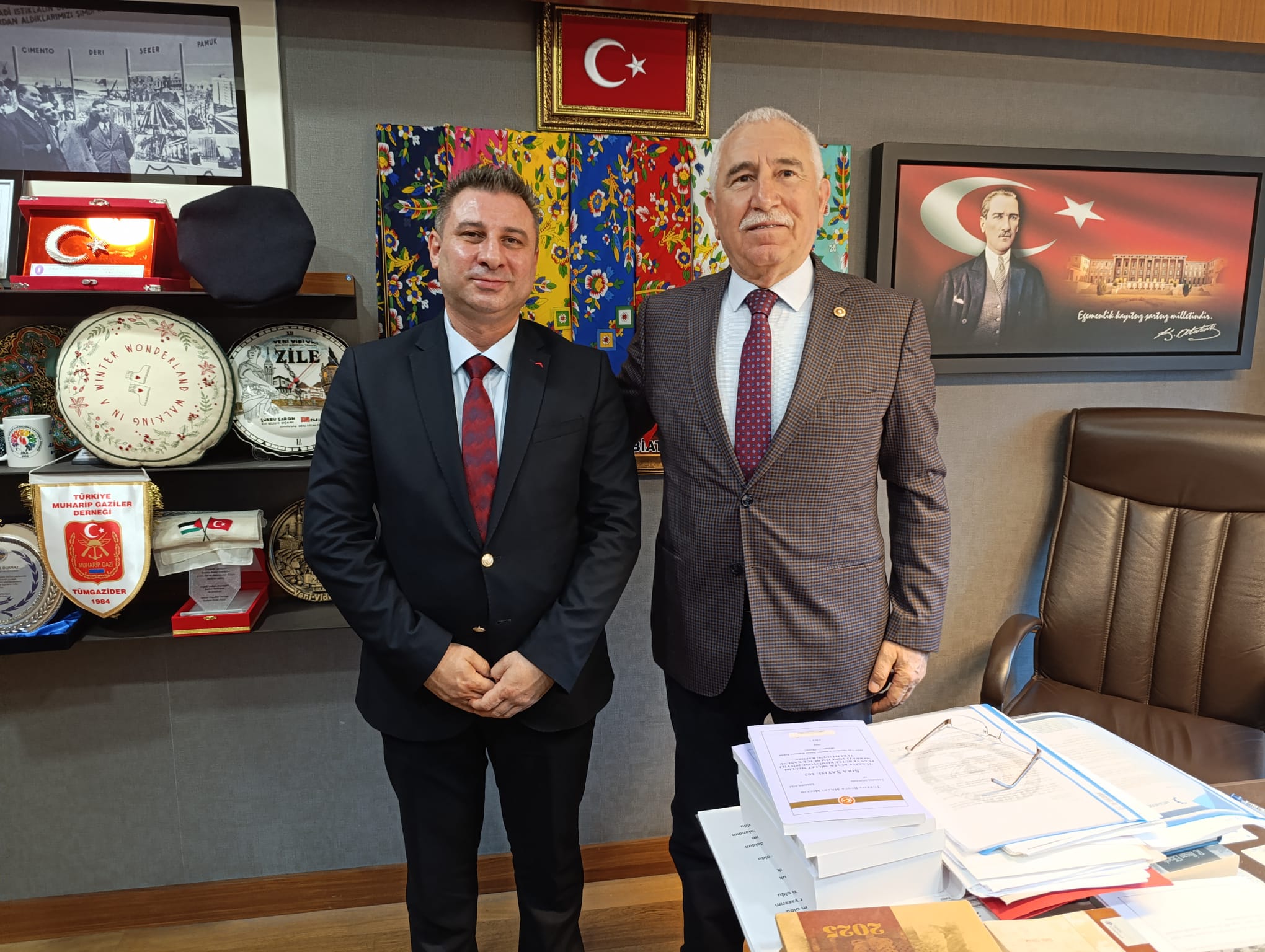ETİMESGUT BELEDİYE BAŞKAN Danışmanı Gökhan Beşikcioğlu, CHP MİLLETVEKİLLERİNİ ZİYARET ETTİ WhatsApp Image 2025 01 15 at 17.44.32 1